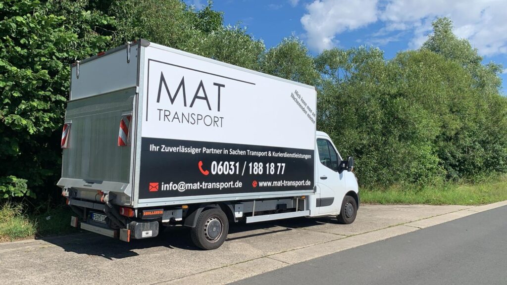 Transporter von Mat Transport mit moderner Hebebühne für effizientes und sicheres Be- und Entladen.