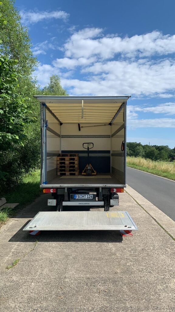 Geöffneter 3,5-Tonnen-Transporter von Mat Transport, bereit für Be- und Entladung von Fracht.